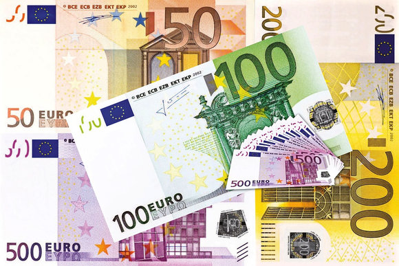 Купюры евро как пример денежного вознаграждения респондентам