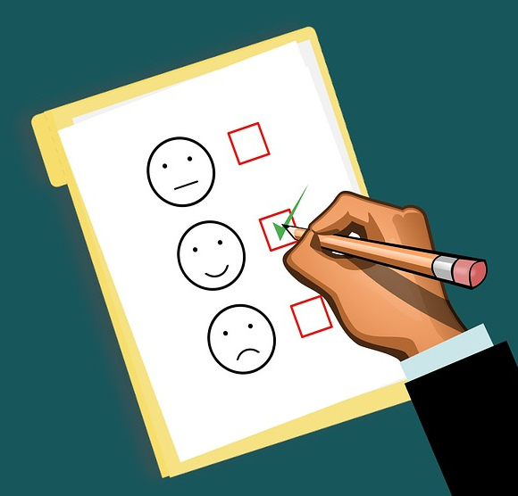 Человек проходит опрос, ставя галочку напротив улыбающегося смайлика.